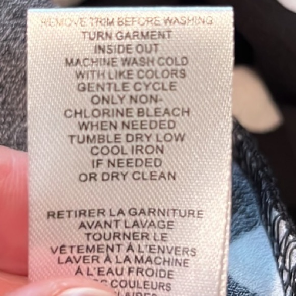 86. Tahari Blouse in Multi-Media Print Black & White Polka-Dots, Size Small - Picture 17 of 17